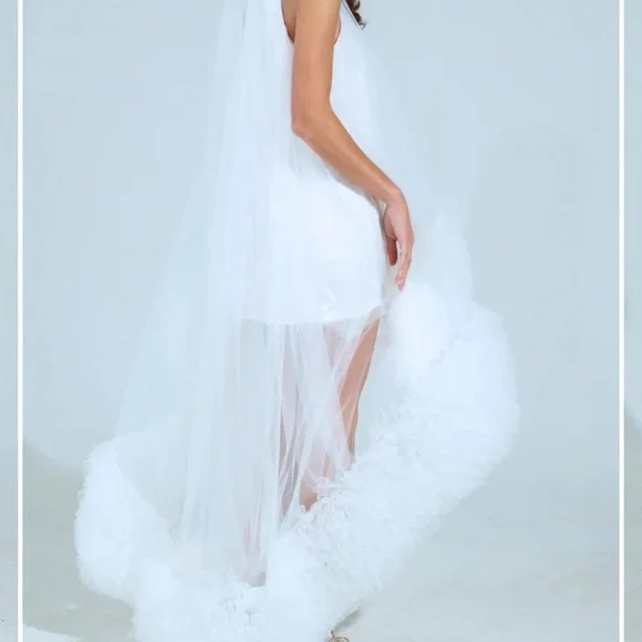 Elegant White Sleeveless Dress - Picture 5 of 7